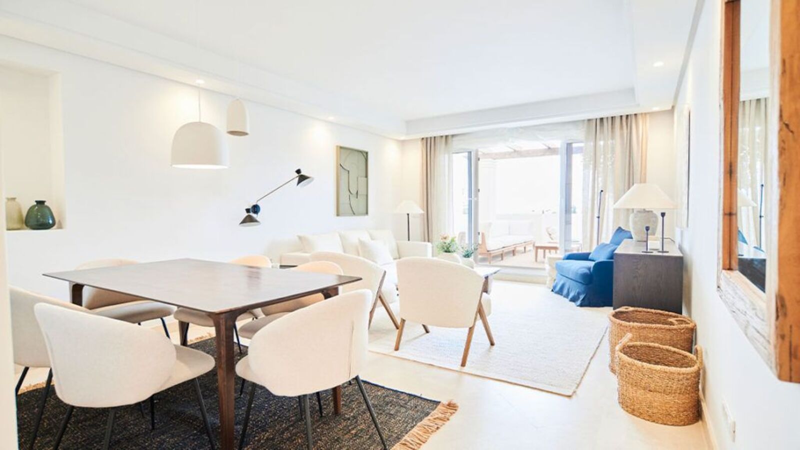 Lichte en ruime woonkamer met eethoek en toegang tot het terras.